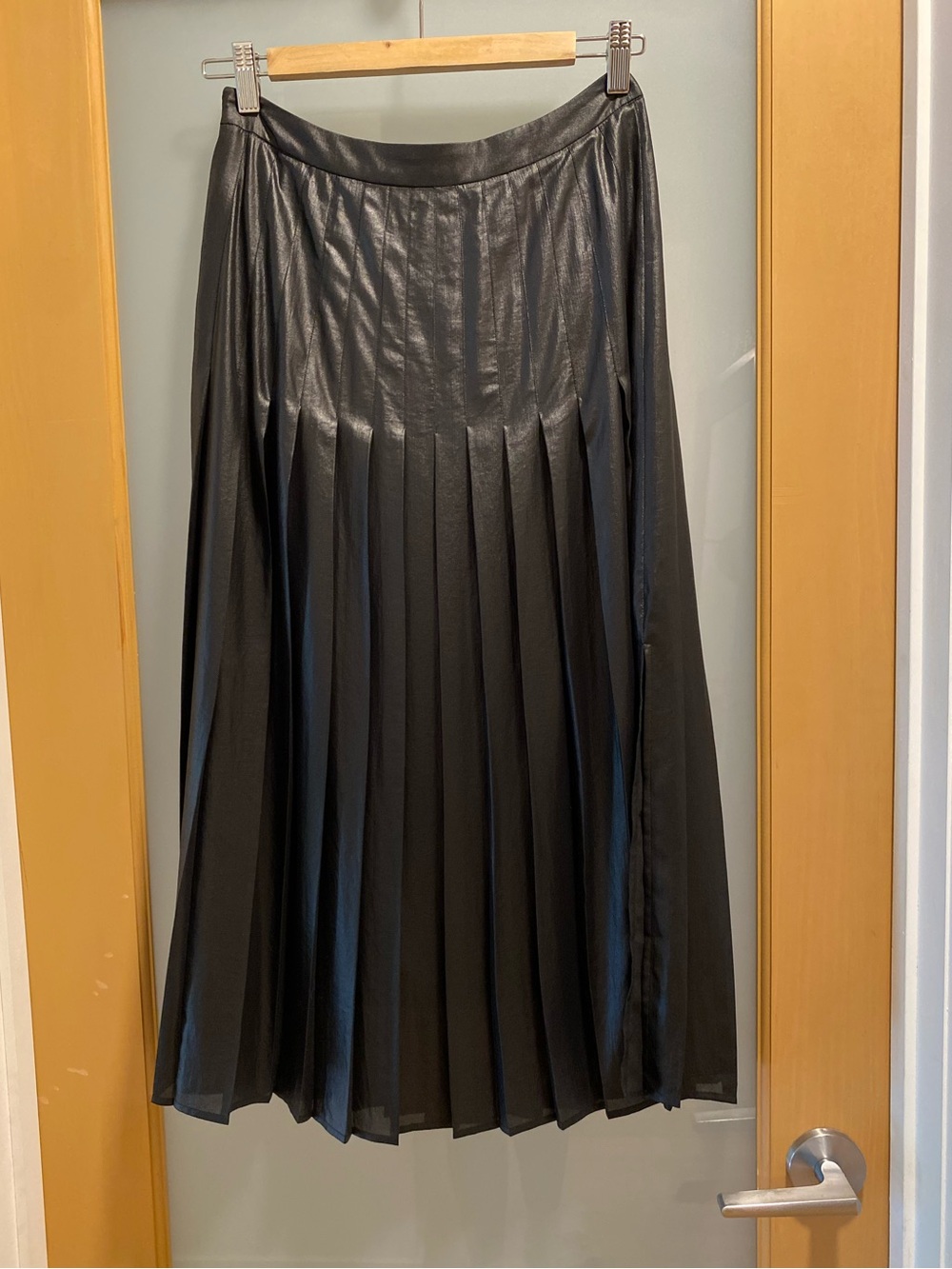 Black metallic accordion midi skirt XS -lined